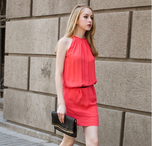 vestido con belta estilo sexy y elegante de color rojo